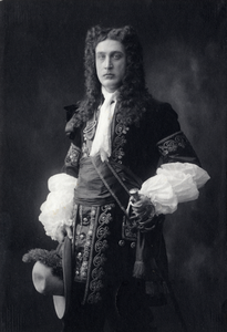 98256 Portret van een van de hoofdpersonen in een beeldengroep, onderdeel van een voorstelling in de Stadsschouwburg ...